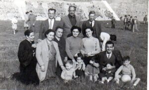 Lucera - Famiglia Aufiero, Pasquetta, inizi anni '50, all'interno del Castello - Foto di Giorgio Granieri