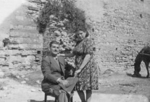 Lucera - Potito Pasquale con la moglie giù a Porta Troia - Foto di Pino Potito