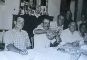 Lucera - Scena di vita familiare. Il terzo seduto è un Bonghi emigrato in America - Foto di Paolo e Rosaria Bonghi