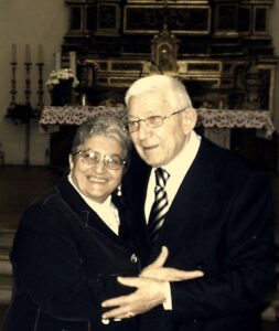 Lucera - Amodeo Vinceenzo con la moglie Antonietta Il decano dei lucerini di Brescia 92 anni, il giorno delle Nozze d'Oro - Foto di Lino Montanaro