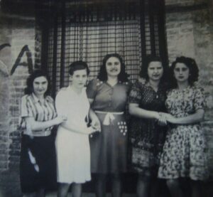Lucera - Apprendiste sarte presso la sartoria Picaro, ubicata in corso Garibaldi nel 1946 - Foto di Antonio Carbone