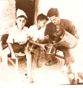 Lucera - Benito Di Giovine (a sx) apprendista stagnino nella bottega del maestro artigiano Mario Bosco nel 1950