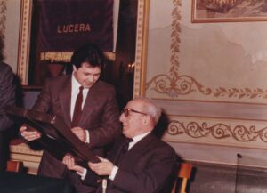 Lucera - Circolo Unione 1992 - Luigi Valeno omaggia l'avv. Enrico Venditti