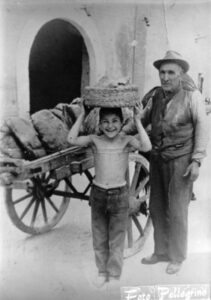 Lucera - Fornaio con forno a paglia - Adolfo Bernarducci e Antonio Cioccariello nel 1955-57 - Foto di Pinuccio Soprano
