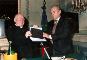 Lucera - Circolo Unione anni 2000 -Conferenza del-Vescovo di Lucera Mons. Francesco Zerrillo, il Presidente On. Vincenzo Bizzarri consegna la targa ricordo del Circolo Unione