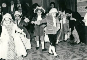 Lucera - Circolo Unione 1964 - Alessandra Pizzuto, Mimmo Porzio con Arianna Florita chiude la fila Lello Porzio si vede la signora Di Giovine Petrillo - Foto Napolitano Giuseppe