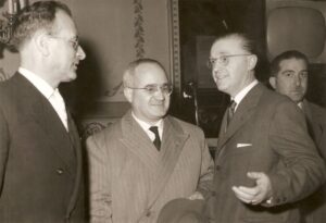 Lucera - Circolo Unione anni 60 - Da sinistra Preside Prof. Pasquale Soccio, Avv. Mario Follieri, alle spalle Dott. Vincenzo Scarano