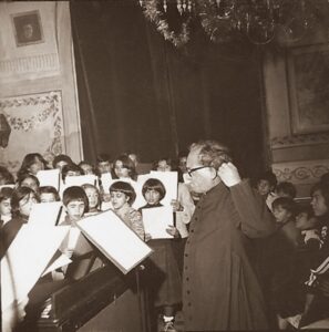 Lucera - Circolo Unione 1980 - Festa degli auguri - Concerto della Corale S. Cecilia don E. Di Giovine dirige don Eduardo Di Giovine