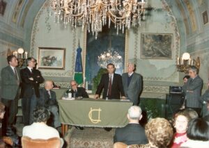 Lucera - Circolo Unione 1988 - -Il-poeta-Prof. Michele Urrasio parla di Enrico Venditti - 'L'uomo e lo-scrittore', intervento del Sindaco di Lucera Prof. Giuseppe Melillo