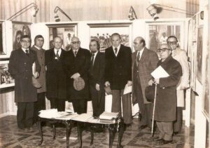 Lucera - Circolo Unione anni 70 - Mostra di pittura di Tommaso Granieri - Da sinistra: De Matteis, Urrasio, Preside Soccio, Mario Sansone, Tommaso Granieri, Vecchiarino, Montanaro e l'avv. Venditti