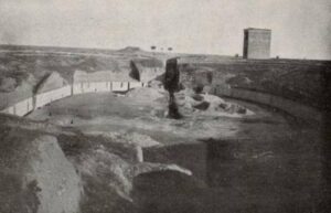 Lucera - 1939 - Anfiteatro romano - Il fabbricato in mattoni tuttora esistente può essere il vecchio trappeto - Foto di Massimiliano Monaco