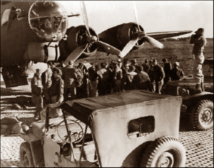 Lucera - 400th Mission Crowd that collected around Colonel Homes plane 04-01-1945 - Foto di Freeman B. Anderson
