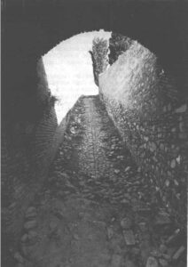 Lucera - Anni 80 - Anfiteatro romano - Corridoio laterale che conduce agli ambienti ipogei. - Foto di Walter Di Pierro