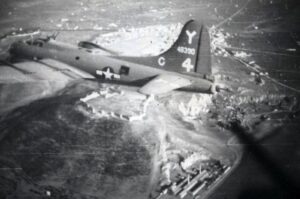 Lucera - B-17 del-301 BG di stanza a Lucera contradistinto con Y4 sorvola Lucera