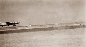 Lucera - B17-Landing from Mission 301st Bomb Group 03-09-1944- - Foto di Albert Change