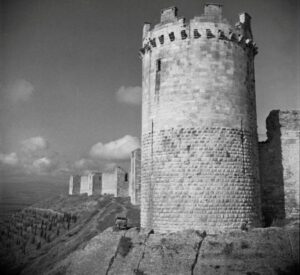 Lucera - Castello svevo, Torre della Regina con jeep neozelandese nel-1943