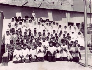 Lucera - Chiesa di Santa Maria del Carmine 09-06-1963 - Arciprete G. Rossettie, Don Domenico Recchia -PrimaComunione - Foto di Antonio del Grosso