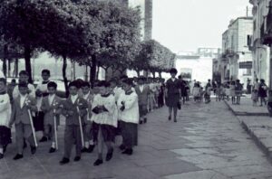 Lucera - Chiesa di Santa Maria del Carmine 09-06-1963 - Processione in occasione della Prima Comunione dei ragazzi della Parrocchia