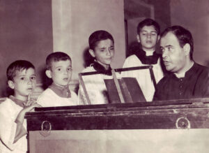 Lucera - Chiesa di Santa Maria del Carmine 1945 - Don Peppino Rossetti con Michele Patella, Antonio Versano, Ernesto Mancino e Michele Agnusde - Foto di Ieluzzi