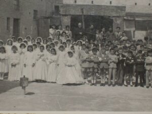 Lucera - Chiesa di Santa Maria del Carmine 1957 - Prima comunione con don Peppino Rossetti e don Domenico Recchia - Foto di Paolo e Rosaria Bonghi