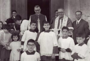 Lucera - Chiesa di Santa Maria del Carmine 1964 - Arciprete G. Rossetti e Mons. Cunial con alcuni chierichetti