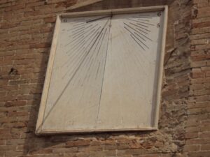 Lucera - Chiesa di Santa Maria del Carmine - La Meridiana posta sul lato sinistro