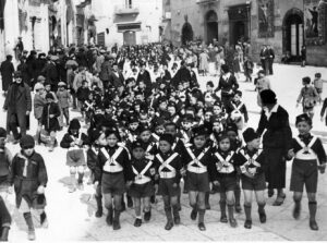 Lucera - Figli della Lupa in piazza Duomo 1934 - Foto di Massimiliano Monaco
