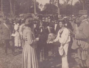 Lucera - Folliero, Generale, nella - villa Aldobrandini - Il signore bacia la mano a Umberto di Savoia adolescente