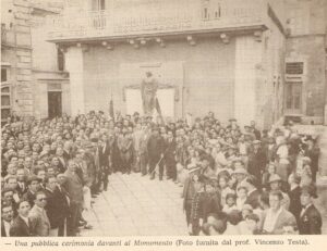 Lucera - Piazza Duomo - Manifestazione davanti al Monumento ai Caduti, anni 30