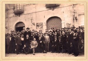 Lucera - Piazza Duomo - Manifestazione patriottica dei Mutilati e Invalidi di guerra, anni 30 - Scarrillo Matteo (in piedi ultima fila con la paglietta)
