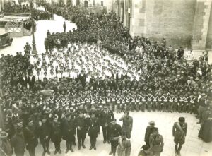 Lucera - Piazza Duomo, un'adunata giovanile degli anni ‘30 - Foto di Massimiliano Monaco