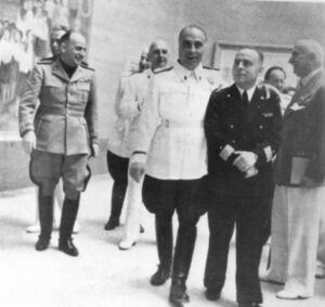 Lucera - Riccardo del Giudice, Sottosegretario al Ministero dell'Educazione Nazionale in visita a una mostra pittura a Cremona