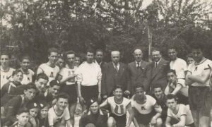 Lucera - Toit Palumbo Rettore del Convitto R. Bonghi, con un gruppo di convittori in divisa sportiva 1937-39