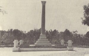 Lucera - Villa comunale - Stele commemorativa dell'avvento dell'Impero e nello stesso tempo di esaltazione del sacrificio di tre Lucerini Caduti in A. O., anni 30
