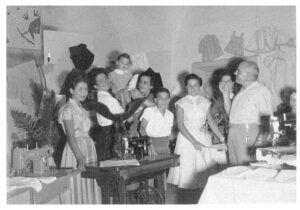 Lucera - Scuola di taglio e cucito, diretto da Rosa D'Agnone, per conto della Singer 1955 (l'altro ragazzo è Giuliano) - Foto di Sandro Apollo
