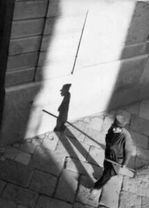 Lucera - "U scopastrade" vicino all'Istituto Tito Pellegrino a Piazza San Leonardo nel 1935, in una foto del fotografo Emanuele Cavalli - Foto di Francesco Elio Cetola