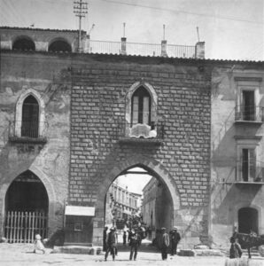 Lucera - Piazza del Popolo - Porta Troia 1908 - Foto di Arthur Haseloff