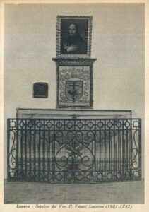 Lucera - Chiesa di San Francesco 1937 - Sepolcro del Padre Maestro con in cima il più vecchio quadro trafugato