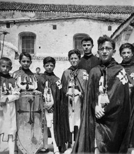 Lucera - Chiesa di Santa Caterina 1950 - Padre Angelo con i ragazzi della Craiola - Foto di Antonio Iliceto