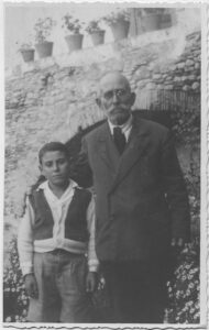 Lucera - Chiesa di San Francesco 1950 - Francesco Tozzi (mediatore lucerino, di anni 64) e il piccolo Valentino Boccuzzi (contadinello di S. Mango sul Calore, prov. di Avellino, di anni otto)