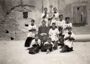 Lucera - Chiesa di Santa Caterina 1950 - In alto Barbaro e Pappano, in piedi Laskavj Aldo Maganuco e Valente Ciro i due seduti sono don Camillo e Trombetta Michele i tre di sotto sono Livio Carrozzino, Valente Antonio e Sponzillo