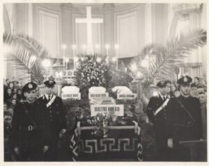 Lucera - Chiesa della Madonna delle grazie (vecchia) 1952 - Funerali dei 4 ragazzi morti per lo scoppio di una bomba
