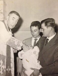 Lucera - Chiesa di S. Giacomo 1962 - Battesimo di Mario Testa - Al centro il papà Emanuele Testa, Pietro Catignano e Can. Don Alfonso Di Giovine (Vedellone) - Foto di Mikela Testa