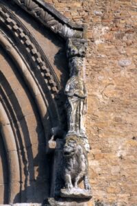 Lucera - Chiesa di San Francesco 1977 - Particolare del portale - Foto eseguita da Roberto Toriello
