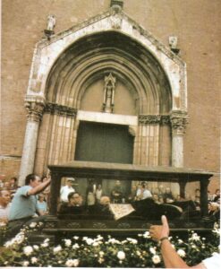 Lucera - Chiesa di San Francesco - Canonizzazione di S. Francesco Antonio Fasani a Roma 13 Aprile 1986 - Il Corpo del Padre Maestro viene portato in Processione per le vie di Lucera