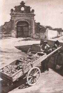Lucera - Convento dei Cappuccini anni 50 - Ingresso dell'orto - L'abbeveratoio
