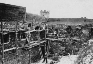Lucera - Fortezza svevo-angioina 1948 - Interno del Palatium federiciano, angolo sud, lavori di integrazione e ricostruzione.