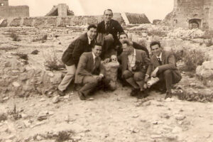Lucera - Fortezza svevo-angioina anni 70 - Foto con turista tedesco e Aldo Checchia, a dx Pio Trivisonne e dietro Antonio Iliceto accovacciato