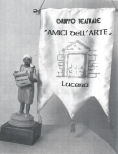 Lucera - Gruppo Teatrale Amici dell'Arte 1969 - I simboli del Gruppo ' Il saraceno' dell'artista Salvatore Auricchiella ed il gagliardetto