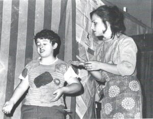 Lucera - Gruppo Teatrale Amici dell'Arte 1976 - 'Ze Necole' - Il piccolo Michele Ieluzzi con Lina Carratù (Ginelle)